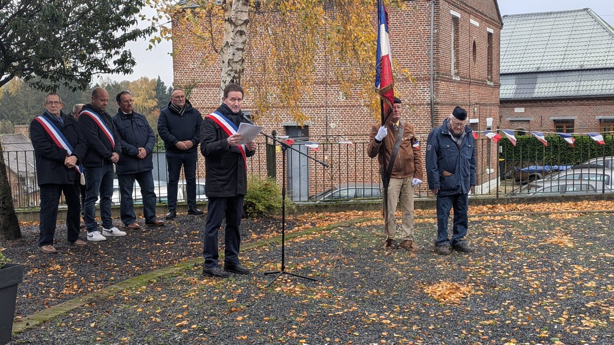 AFrehaut's tweet photo. A Villereau Nord en Pays de Mormal.
Une très belle cérémonie marquée par le devoir de mémoire, le respect et la reconnaissance sur un site accueillant et propice au rassemblement, dans un cadre exceptionnel.merci aux élèves, aux enseignants, aux bénévoles et au public présent. https://t.co/QTFKEvg1vk