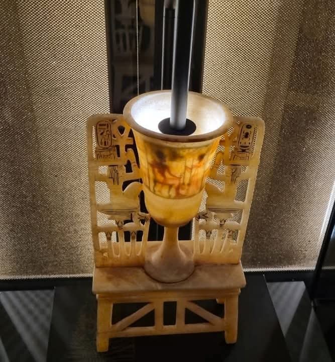AlAhram's tweet photo. بالصور.....تحفة عبقرية لتوت عنخ أمون تكشف عن سر جديد عمره 3300 سنة يظهر لأول مرة- مصنوعة من الألباستر وعندما تتعرض للضوء يظهر شكل رائع لتوت عنخ أمون مع زوجته. https://t.co/mHz1qh9AVZ
