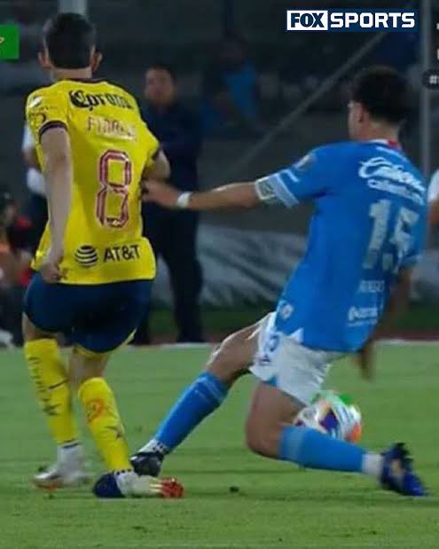 HazFabio's tweet image. Rompió a Alexis Vega, Casi rompe a fidalgo, su pendeja afición decía que es un juego de contacto, ahora que le dieron en su madre a su portero, el cual muy probablemente los a vendido en casas de apuestas, se ponen a llorar, pinche afición del azul es la más pendeja del país.