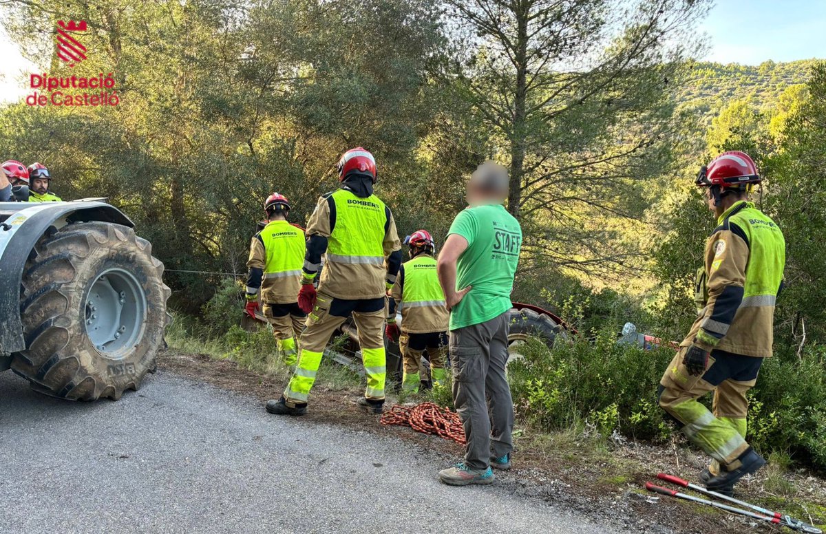 BombersDipcas's tweet photo. Efectivos @BombersDipcas han intervenido esta tarde en el accidente de un tractor en #LesUseres que ha volcado quedando su conductor atrapado. Bomberos han procedido a su excarcelación siendo atendido por medios sanitarios. https://t.co/81vI3QhR4a