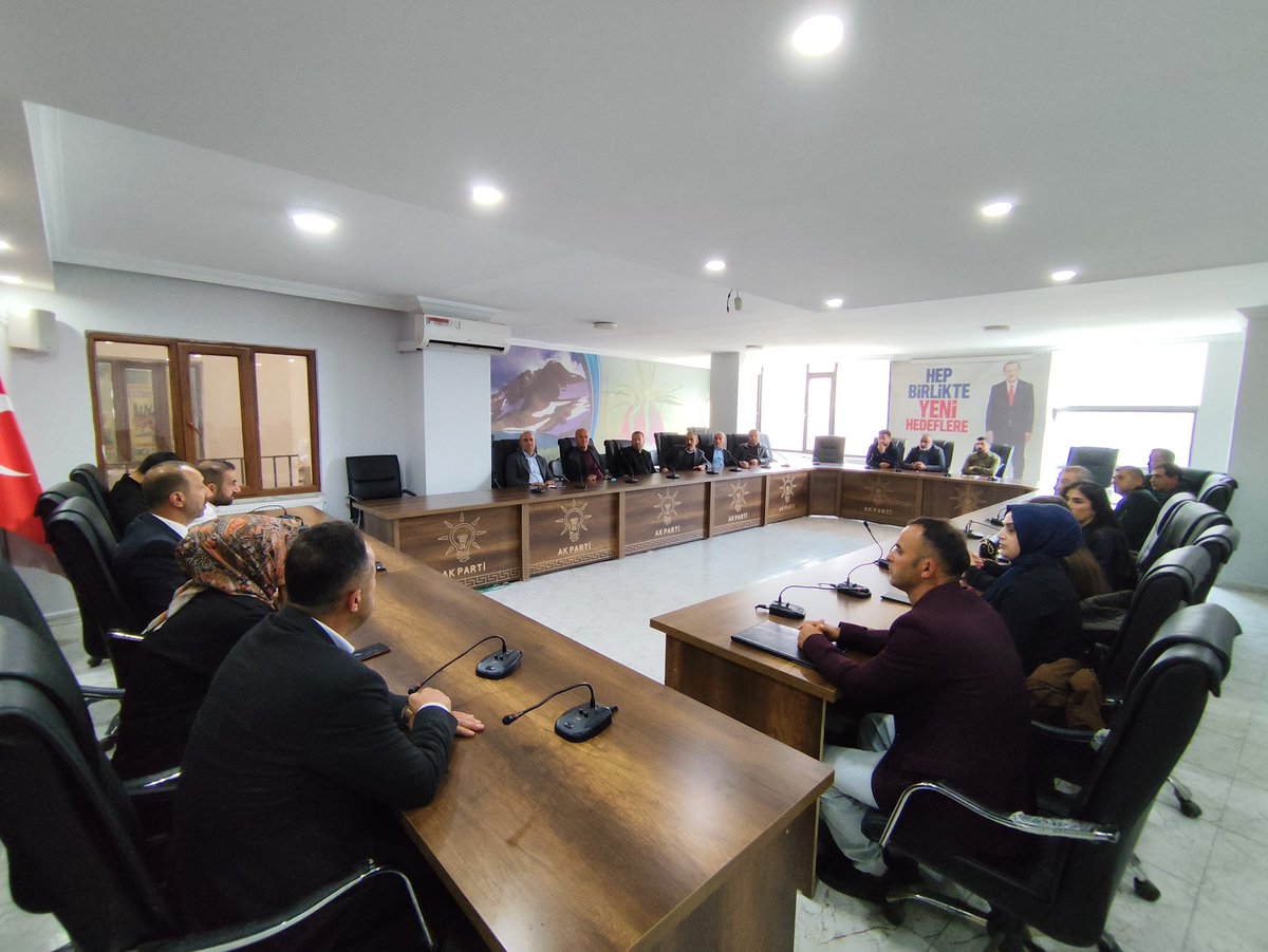 AK Parti İlçe Başkanlığı Yönetim Kurulu Toplantısı

Bugün, birliğimizin, inancımızın ve hizmet aşkımızın rehberliğinde bir araya geldik. Her toplantımızda olduğu gibi bu günde milletimize daha iyi hizmet etmenin, ilçemizi ve ülkemizi “Türkiye Yüzyılı” hedeflerine bir adım daha