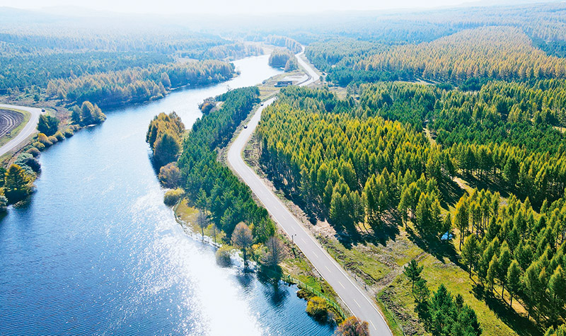 🇨🇳 A China apresentou sua meta histórica de NDC para 2035, prevendo redução absoluta de 7% a 10% das emissões de gases de efeito estufa (1–1,5 bi t).
O ministro Huang Runqiu destacou o “salto duplo” chinês: cortar emissões antes do pico e ampliar em 6x a capacidade eólica e solar
