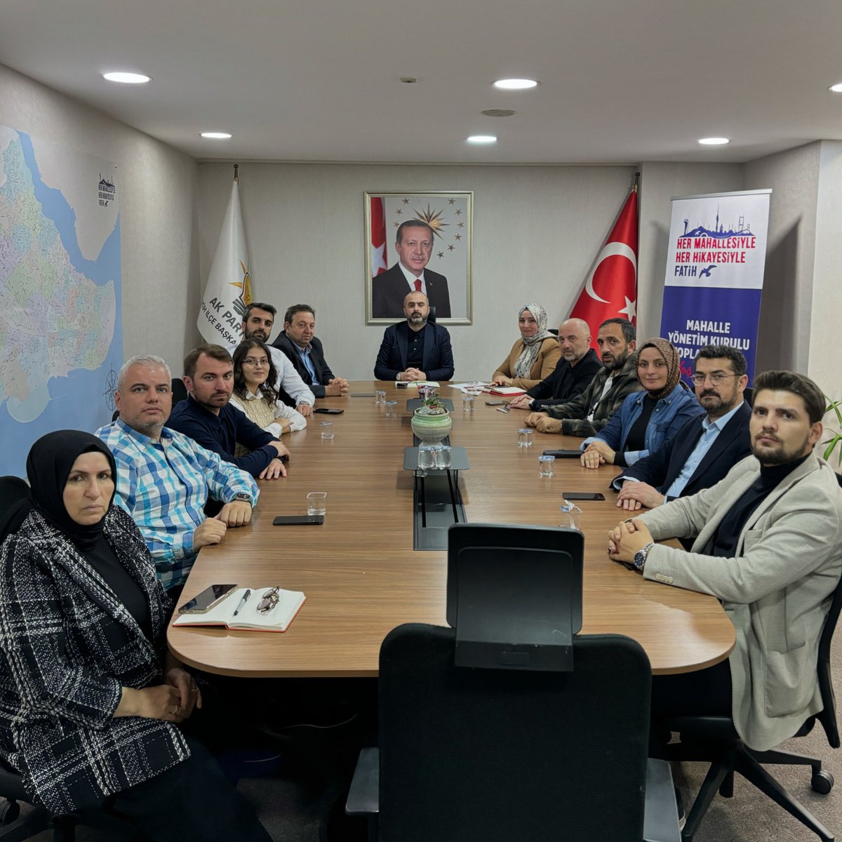 İlçe Başkanımız Sn. Fatih Karaismailoğlu başkanlığında, haftalık İlçe Yürütme Kurulu Toplantımızı icra ettik.

Teşkilat çalışmalarımızı değerlendirip önümüzdeki döneme dair planlamalarımızı istişare ettik. 

Birlik, beraberlik ve güçlü teşkilat ruhuyla çalışmalarımıza ara