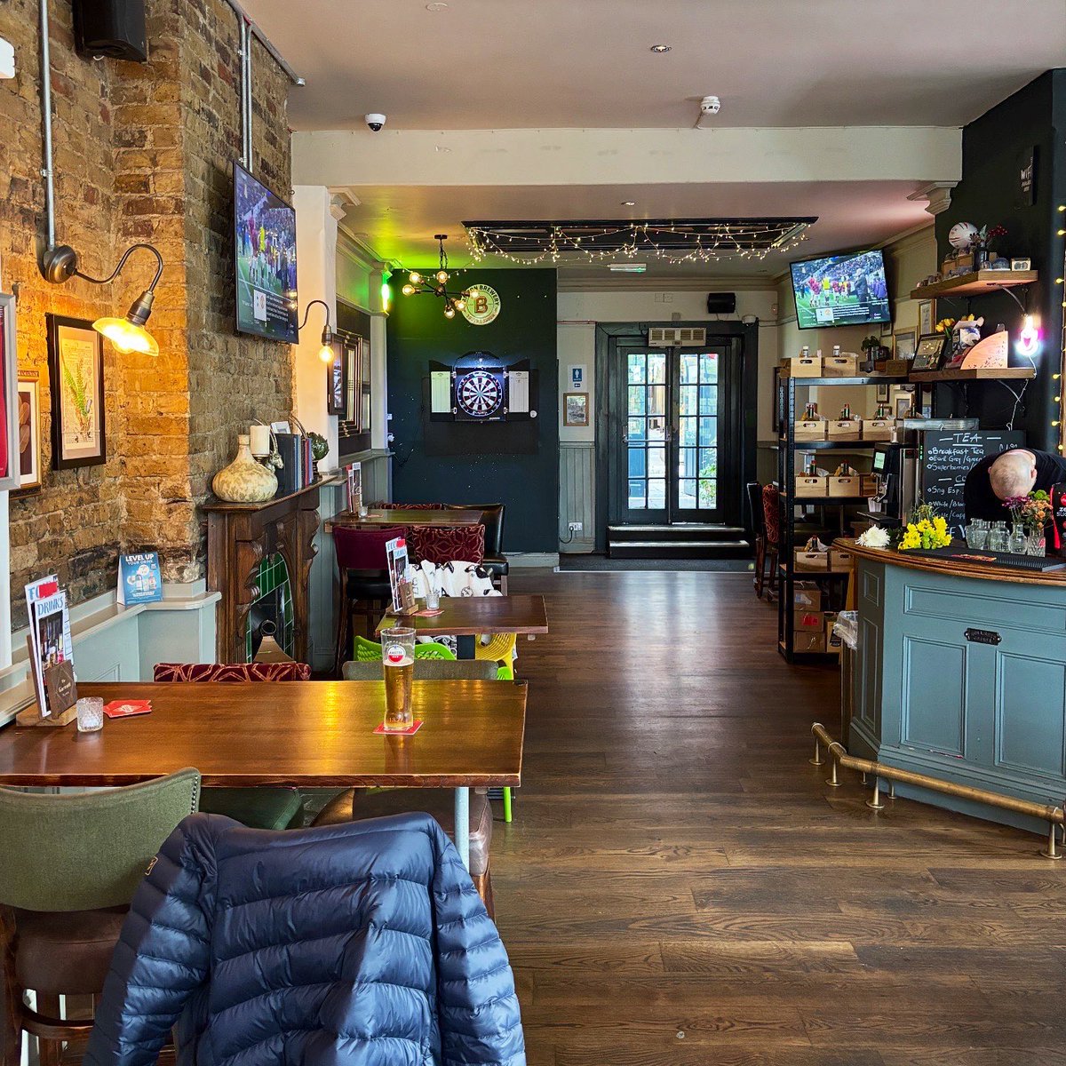 LondonPubMap's tweet photo. The Garratt Tavern
📍89 Garratt Lane, London SW18 4DW
This pub is located opposite the River Wandle at the southern end of Wandsworth Town in southwest London. This pub was built in 1878 by the Wenlock Brewery and originally opened as The Waggon & Horses.
#Wandsworth #pub #sw18 https://t.co/RzTfhJQIi8