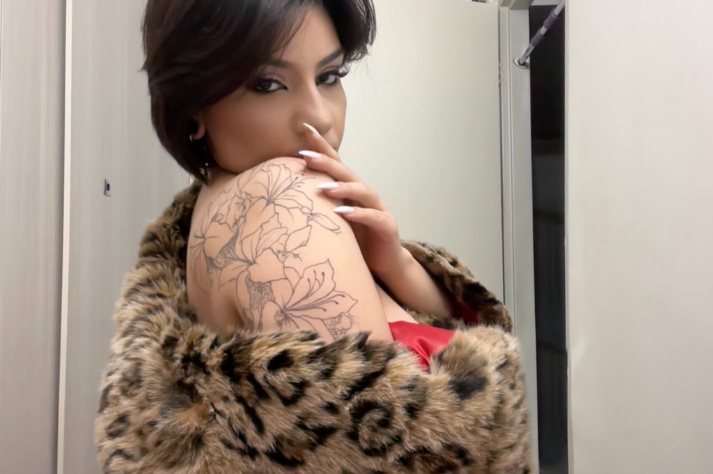 godherselflol's tweet image. Bringing back the macbook selfie trend with the unfinished tattoo 🌺