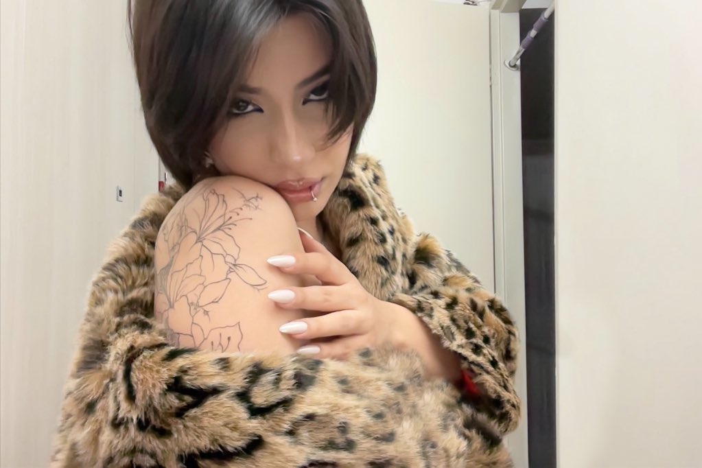 godherselflol's tweet image. Bringing back the macbook selfie trend with the unfinished tattoo 🌺