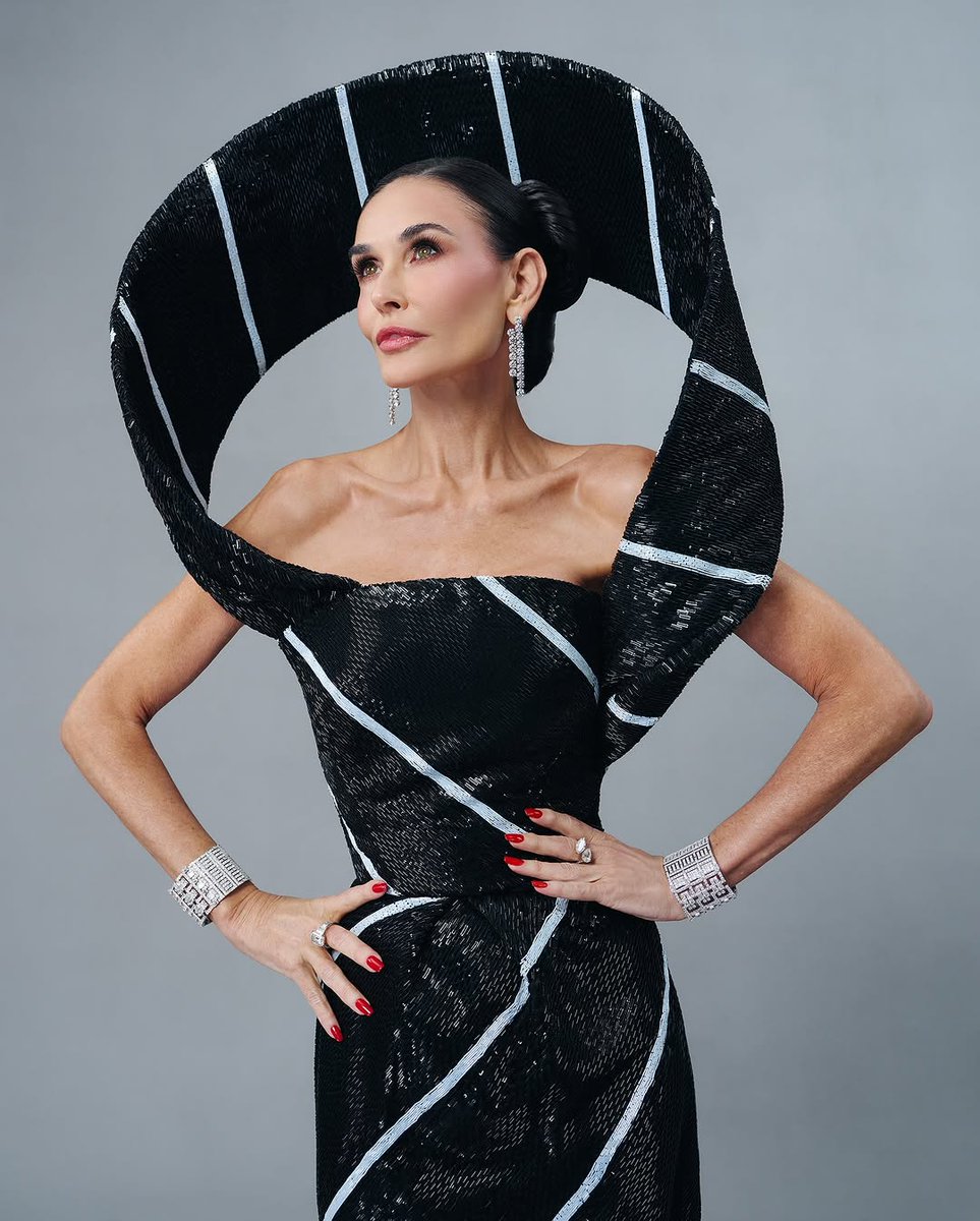 velvetmagazine's tweet photo. Celebramos los 63 años de una leyenda cuya luz sigue marcando el ritmo de Hollywood: @demimoore. 🎂✨
Una belleza eterna, un estilo inquebrantable y una presencia que trasciende generaciones.
📹 Getty Images
#DemiMoore #Birthday #VelvetStyle https://t.co/9ICaUkU2eq