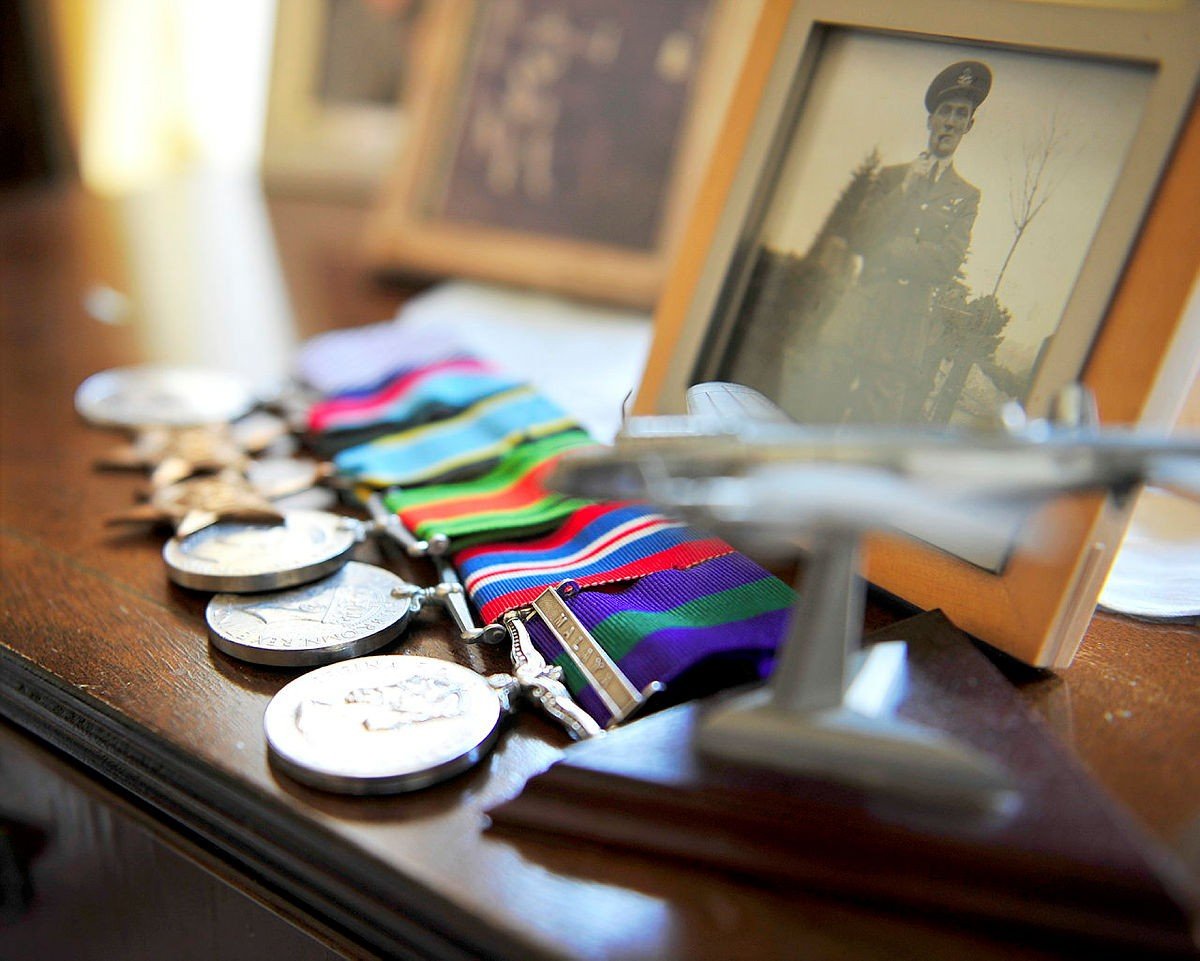 RoyalAirForce's tweet photo. ❓How can those who served before us inspire those who serve today?
Flight Lieutenant McKinstry explores interviews recorded with Second World War veterans, many of whom are sadly no longer with us.
🎧 Listen to #InsideAIR, the RAF’s podcast to hear more. https://t.co/zXqM8J267g