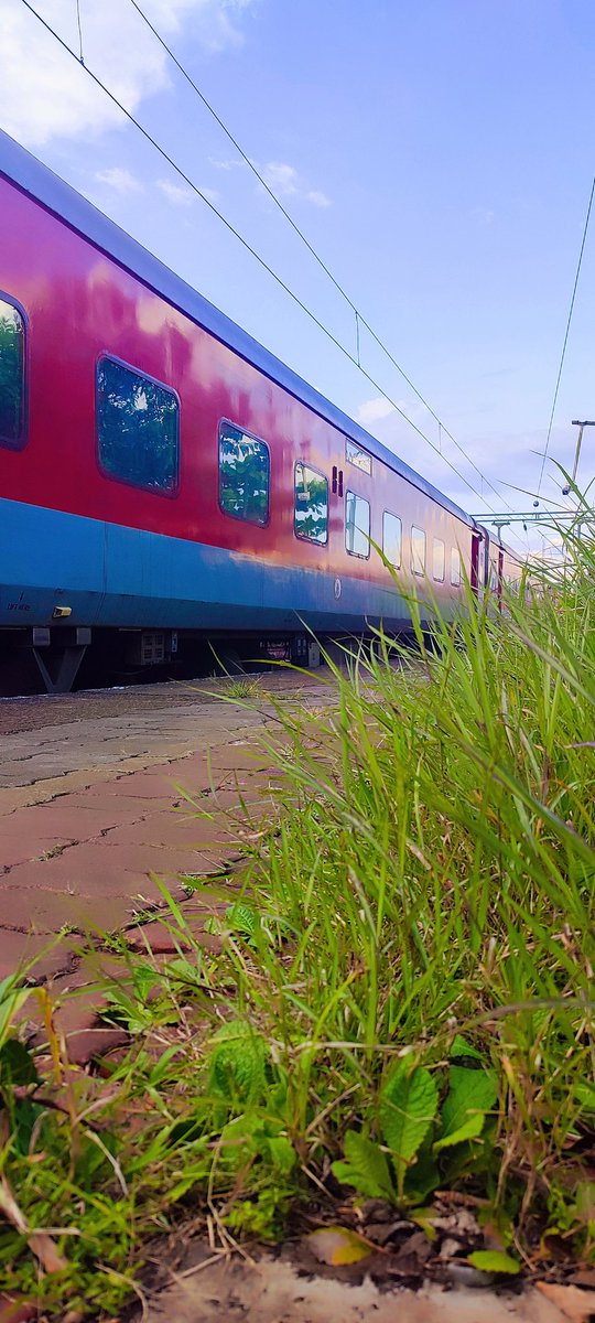 KrishnadarshanJ's tweet photo. 🚆रेल गाड़ी, नहीं गुड़ी! #NORAC4NIGHT

RAC आरएसी टिकट पर दो यात्री, एक बर्थ!
किराया पूरा, आराम आधा, ये कैसा न्याय?

अगर सिंगल बर्थ न मिले, तो सिटिंग का किराया लो, बाकी लौटाओ।
@RailMinIndia @AshwiniVaishnaw @narendramodi
#RAC #IndianRailways #PassengerRights https://t.co/LspaYlLmxn