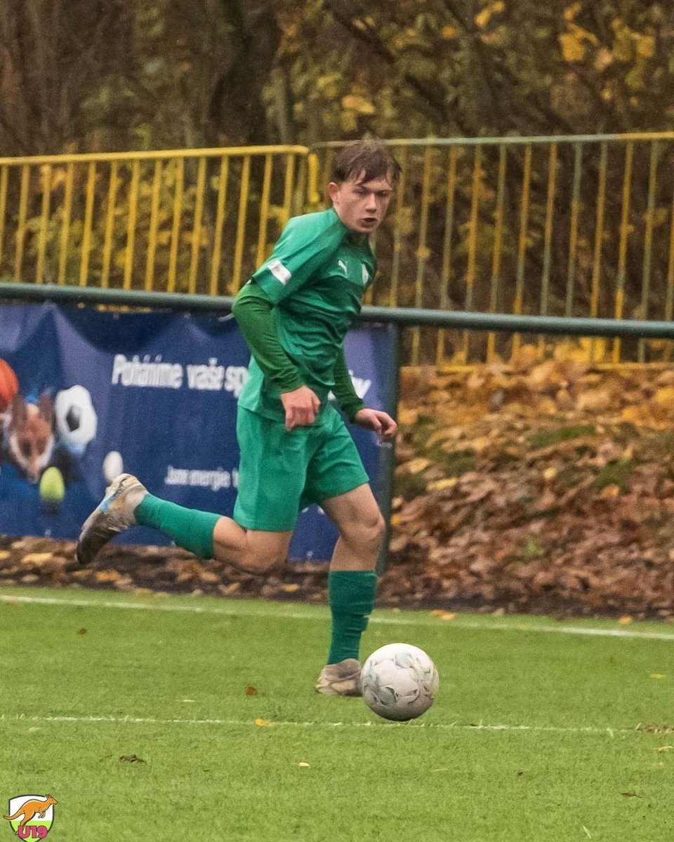 Obranu držel Jakub Tomáš, který už druhou sezonu patří k oporám týmu U19. 💚⚽️ 
Bohemians - Pardubice B | U19 1-1

#BohemiansPraha #Klokan #ZelenáBílá #CzechFootball