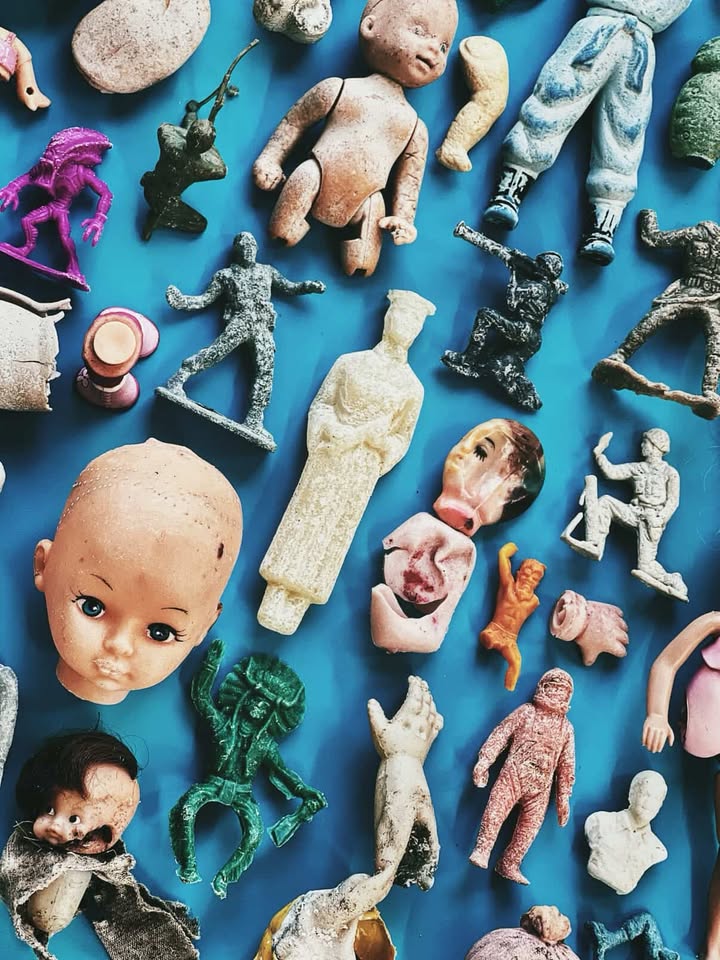 Plastic never really goes away. It just breaks up infinitely into smaller and smaller pieces. In this artwork, titled “Horror,” artist Meredith Andrews displays the plastic dolls and doll parts she collected on the beaches of Bermuda, reflecting the true nature of plastic’s