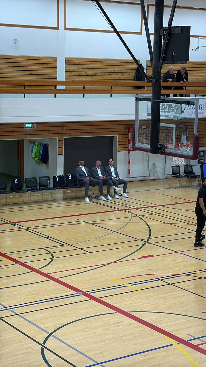 Svona eiga þjálfarar að vera, vantar bara svarta oxfords og bindi