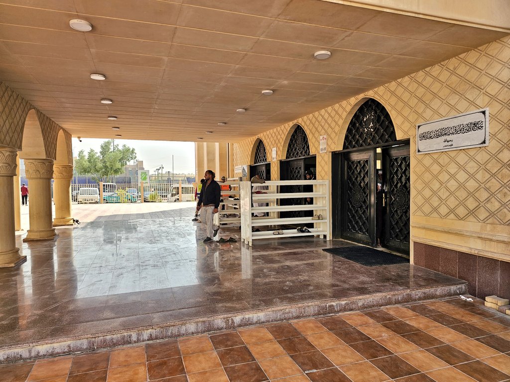 .
مسجد الأميرة نورة بنت عبدالله في حي النخيل شمال الرياض ظهر اليوم.

بني عام ١٤١٣هجريا ليبلغ عمره ٣٤عاما، إلا أنه يبدو أبهى وأحدث من ذلك.

تظهر في المسجد إبداعات المهندس الإنشائي في جودة التنفيذ، وحسن اختياره لنظام waffle slab الذي يعطي بحورا كبيرة وسقفا أخف وزنا.
.