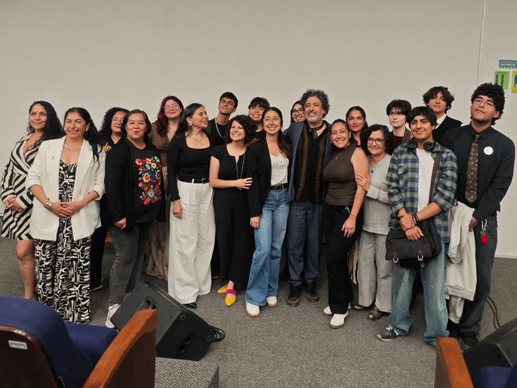 En vivo y abierta a la comunidad: Emocionante entrevista a Manuel García fue transmitida por radio UTarapacá

El público participó de una conversación con el cantautor nacional, quien compartió su música, experiencias como ariqueño y estudiante.
f.mtr.cool/vwpptigkey