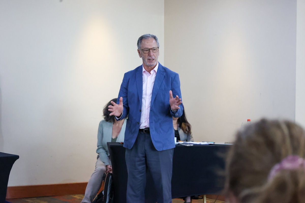 El biministro Álvaro García participó en el Taller de Capacitación para Organizaciones de Consumidores y Usuarios, instancia orientada a explicar el funcionamiento del sistema eléctrico y sus procesos tarifarios. ⚡️🤝