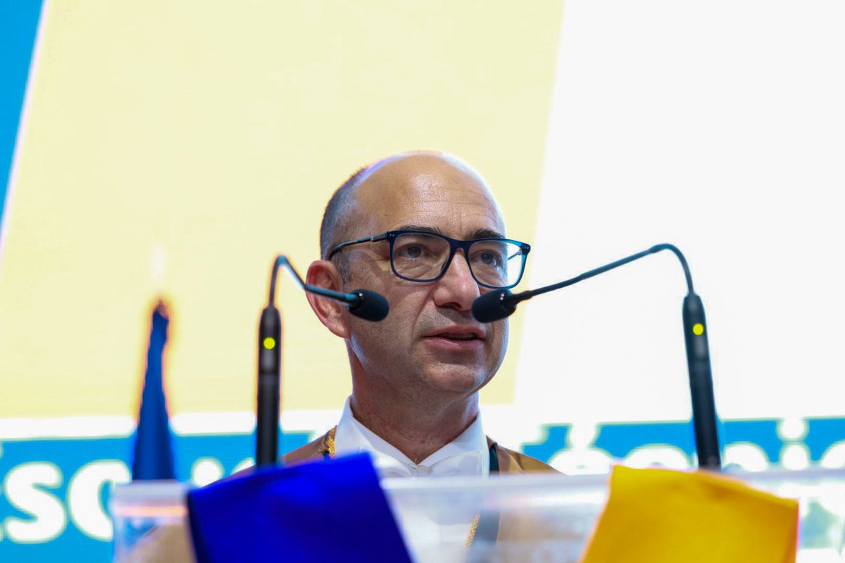 Nuestro director, Manuel Sierra, a los nuevos egresados: “Lleváis con vosotros una enorme #responsabilidad: la de imaginar, construir y decidir cómo será el mundo en los próximos años. Porque el #futuro no se espera, se diseña, y está en vuestras manos”.
#GraduaciónETSIT2025