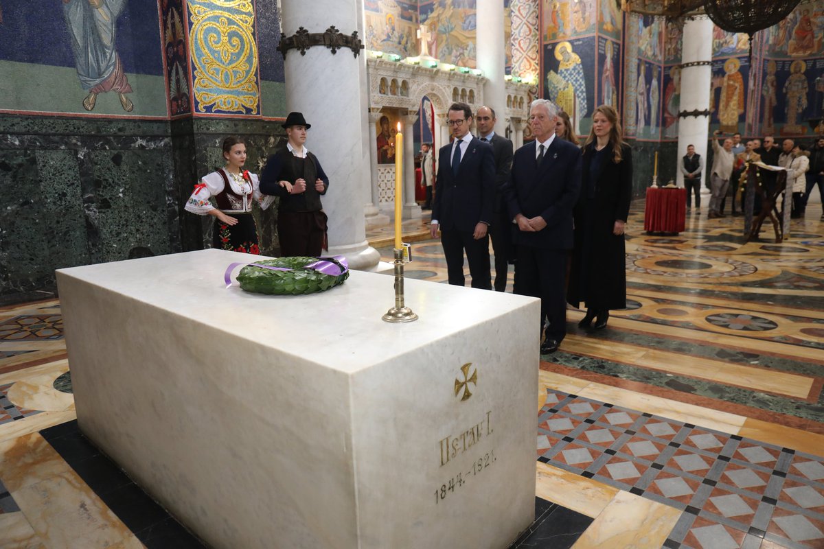 Monarchies2000's tweet image. La famille royale de Serbie s&apos;est déplacée à Oplenaç où elle a rendu hommage, face à des centaines de Serbes, au roi Alexandre Ier, héros de la Première Guerre mondiale.  1/2 👇🇷🇸👑 #monarchy #monarchie