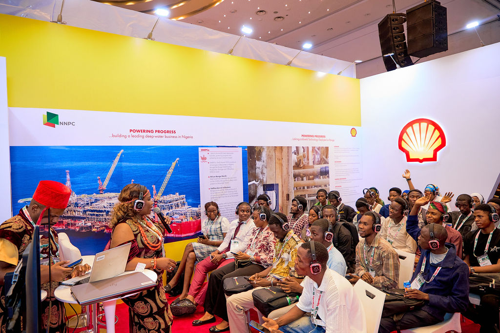 Shell_Nigeria's tweet image. The youth and their inquisitive minds. 
Ask. Learn. Grow. 
It&apos;s an open invitation to you also. Visit the Shell booth.
Come experience for yourself how Shell is powering progress.

#NAPE2025 
#PoweringProgress 
#ImpactingLives 
#ShellBooth