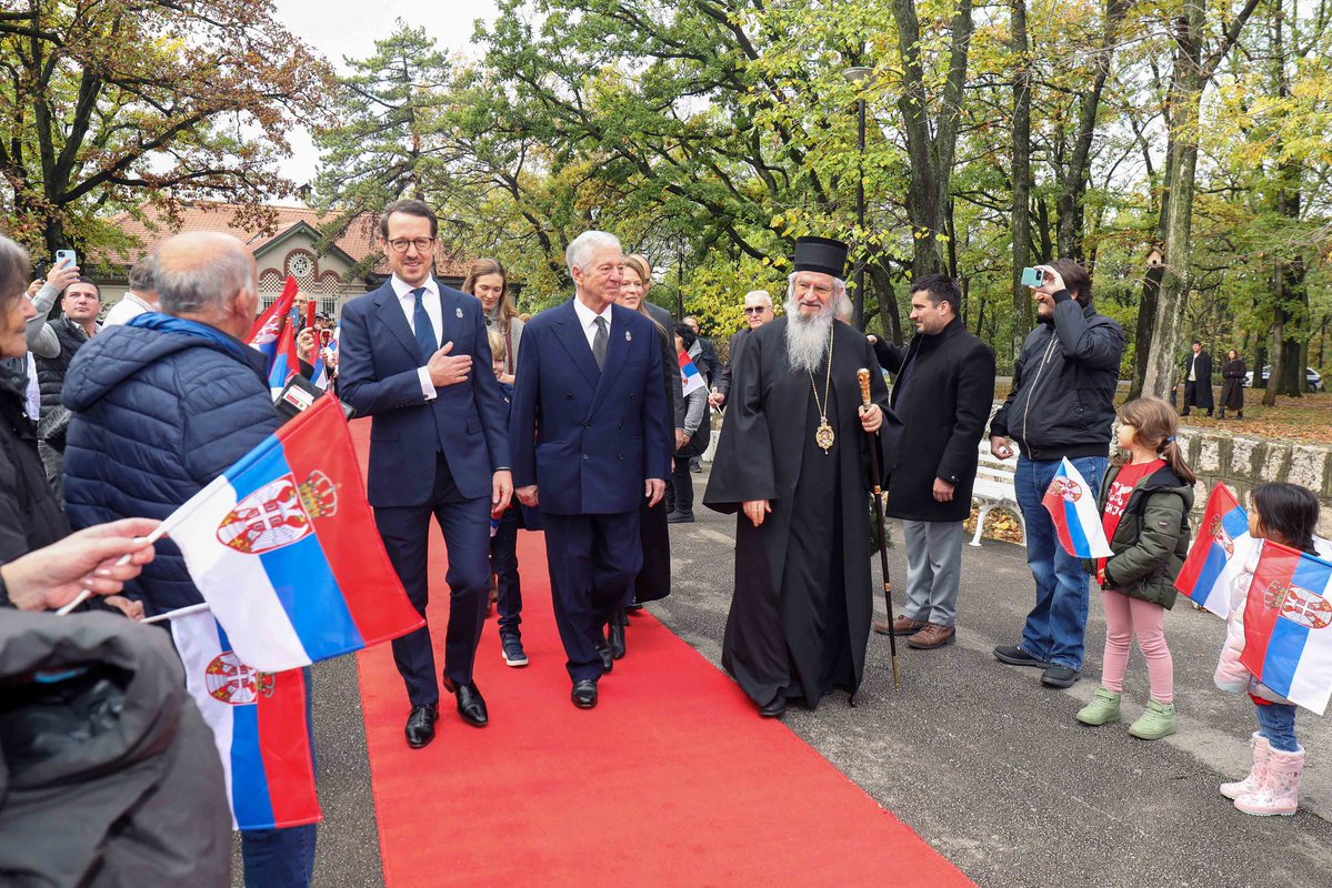 Monarchies2000's tweet image. La famille royale de Serbie s&apos;est déplacée à Oplenaç où elle a rendu hommage, face à des centaines de Serbes, au roi Alexandre Ier, héros de la Première Guerre mondiale.  1/2 👇🇷🇸👑 #monarchy #monarchie