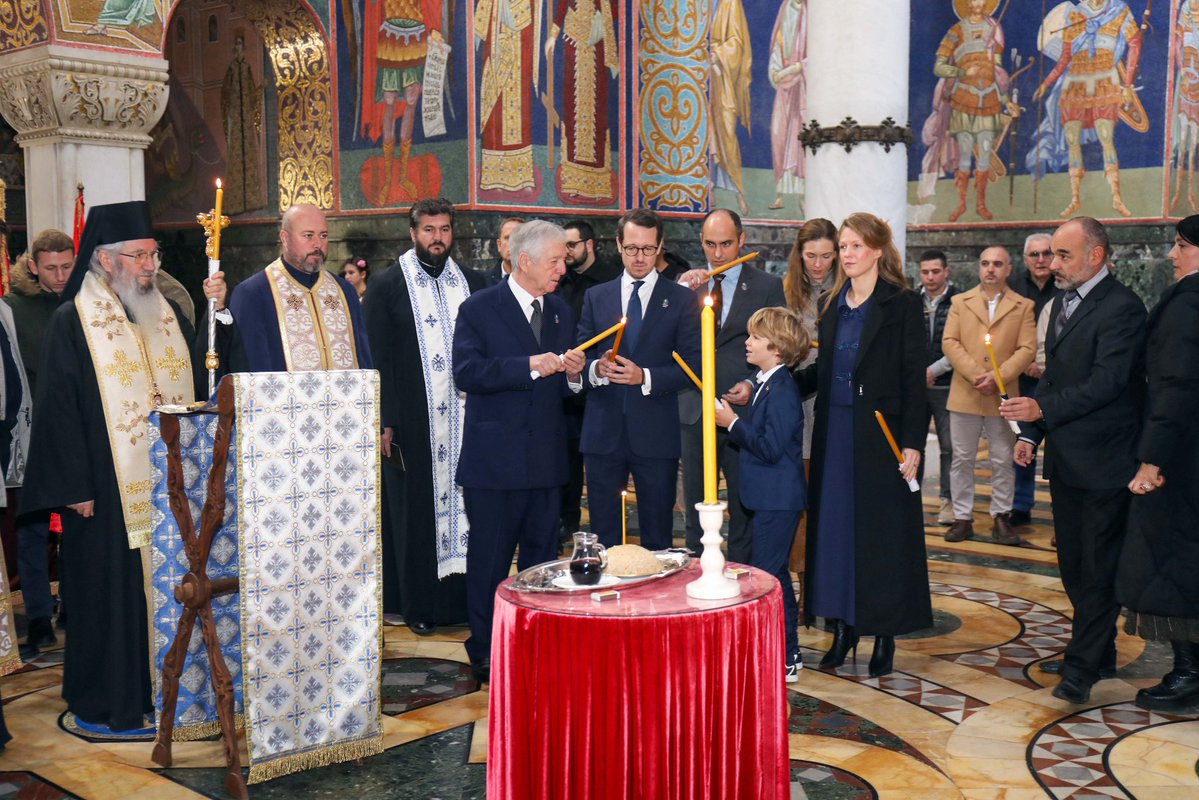 Monarchies2000's tweet image. La famille royale de Serbie s&apos;est déplacée à Oplenaç où elle a rendu hommage, face à des centaines de Serbes, au roi Alexandre Ier, héros de la Première Guerre mondiale.  1/2 👇🇷🇸👑 #monarchy #monarchie