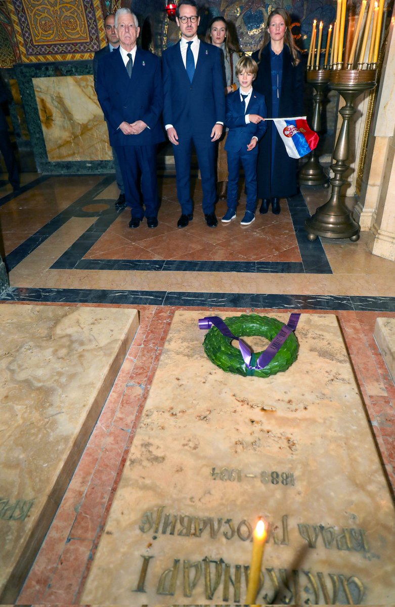 Monarchies2000's tweet image. La famille royale de Serbie s&apos;est déplacée à Oplenaç où elle a rendu hommage, face à des centaines de Serbes, au roi Alexandre Ier, héros de la Première Guerre mondiale.  1/2 👇🇷🇸👑 #monarchy #monarchie