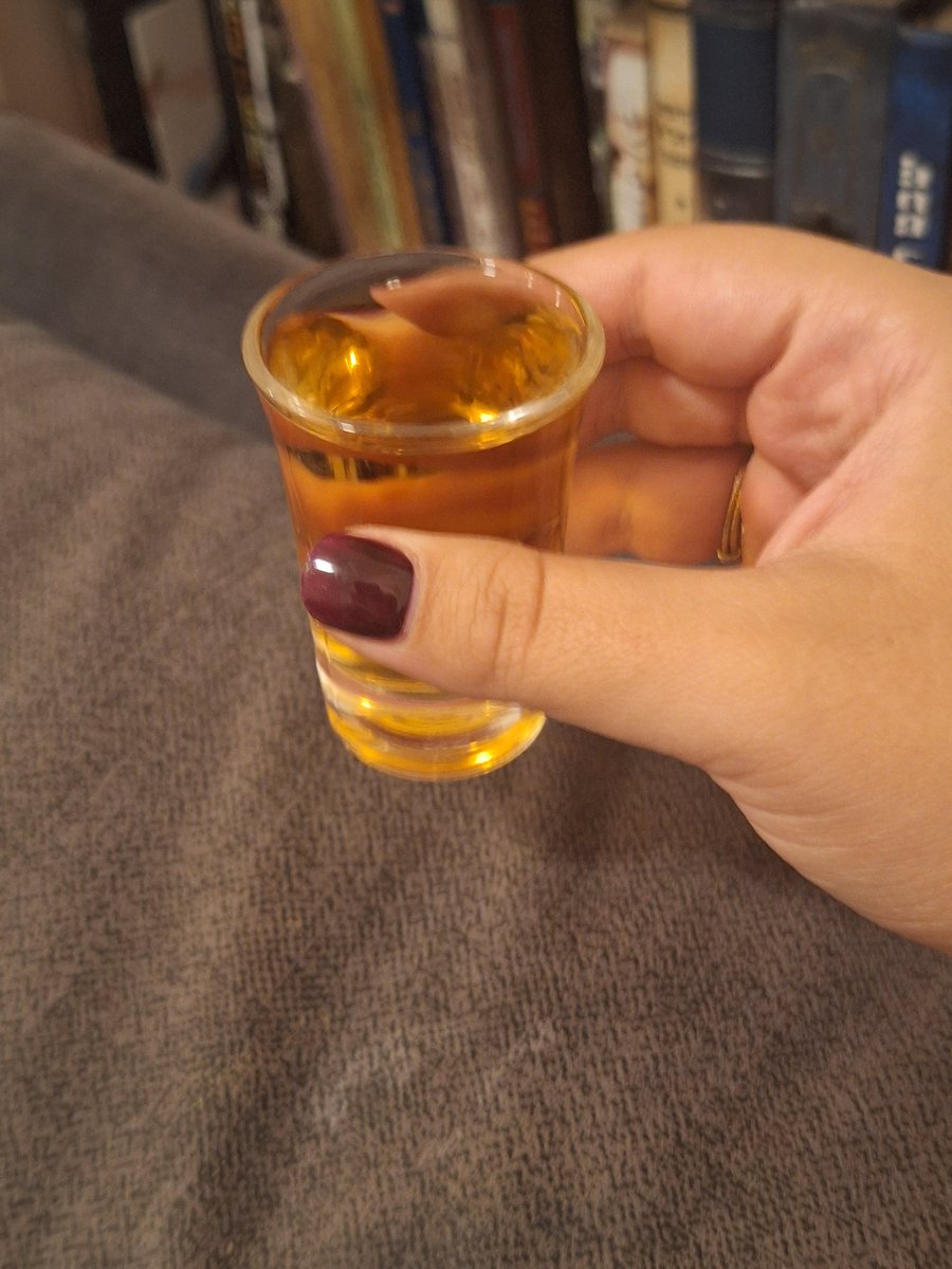 כאשר הילדה חולה בבית כבר מיום חמישי וסוף סוף אין כבר חום מעל 24 שעות ואת רוצה לשלוח אותה מחר לגן אבל פתאום הבריאות נותנת לה בוסט של מרץ ובשעה 21:00 היא ערה לגמרי, רצה בסלון במעגלים ומרוקנת חבילת מגבונים לתוך הפח