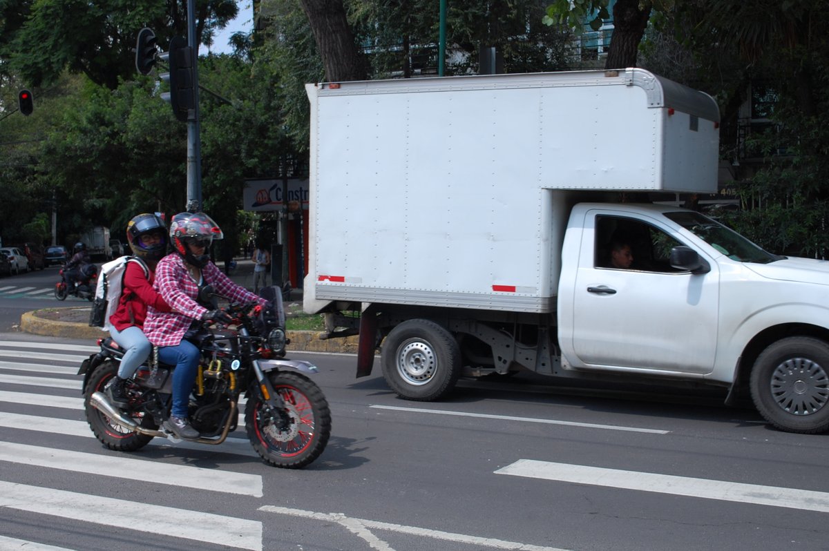 La reforma integra diversas disposiciones para mejorar la #SeguridadVial en la entidad: exclusividad de carriles confinados y ciclovías, preferencia de paso a #ciclistas y #peatones, examen para obtener #licencias, sanciones diferenciadas… 🚘🪪👮