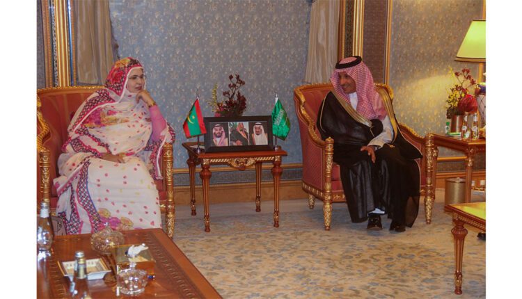 Mauritanie0tous's tweet image. وزيرة التجارة والسياحة السيدة زينب منت أحمدناه تبحث مع نظيرها السعودي سبل تعزيز التعاون بين البلدين في المجال السياحي، واستكشاف فرص الاستثمار وتبادل الخبرات لتطوير هذا القطاع الحيوي. 🇲🇷🤝🇸🇦