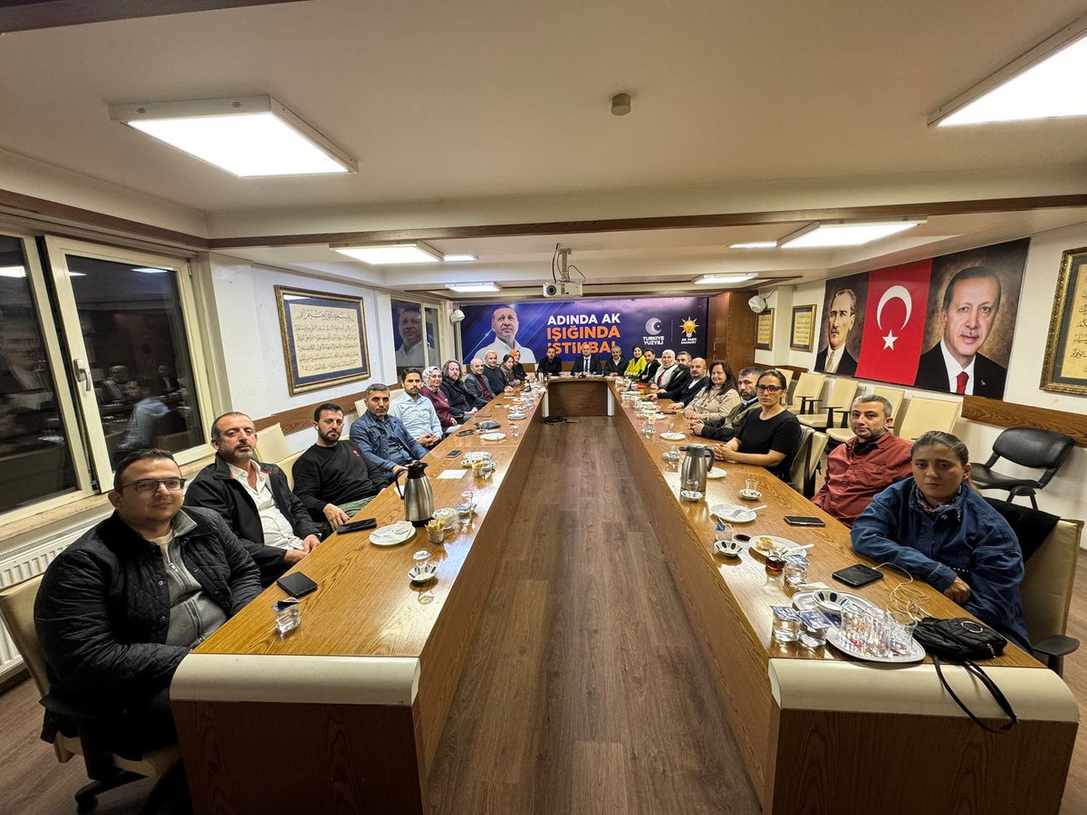 İlçe Başkanvekilimiz <a href="/MustafaMelihKan/">Mustafa Melih Kandıra</a>’nın riyasetinde İl koordinatörümüz <a href="/cagricayli_/">Av. ÇAĞRI ÇAYLI</a>'nın katılımıyla gerçekleştirdiğimiz Haftalık Olağan Yönetim Kurulu Toplantımızda, #Bakırköy için ortaya koyduğumuz hedefleri ve sahadaki çalışmalarımızı değerlendirdik.

🔹Gayemiz; milletimize