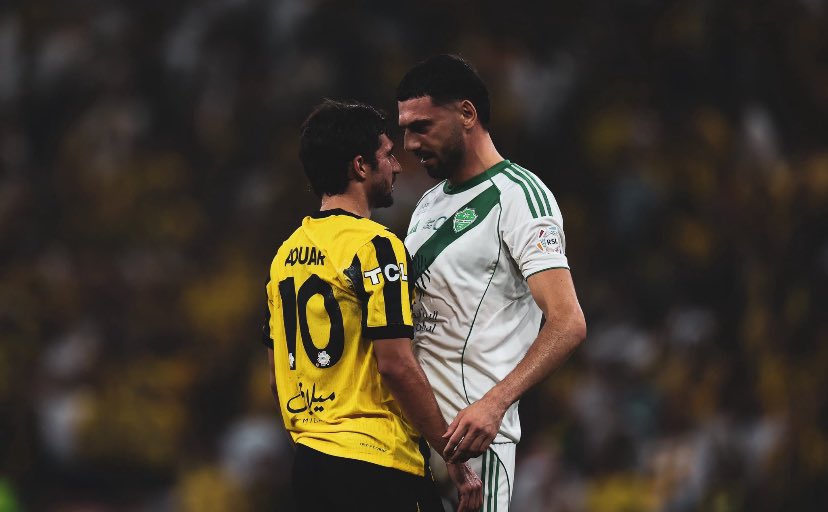 يا صخر جده يا ديميرال يا الهيبه والعزم والوقار
قدّامك الخصم يرتجف .. والخوف بعيونه نار

وقفـت مثل الجبـل الشـامخ .. ما يهـزّك ريـح ولا إعصـار
درعٍ على الأهلي راسخ .. خصمك إذا شافك انهـار

دمك حميّا .. تركيٍ أصيل .. وفي الملعب لك اعتبار
يا جدار الأخضر المتين .. يا فخر كل الأحرار