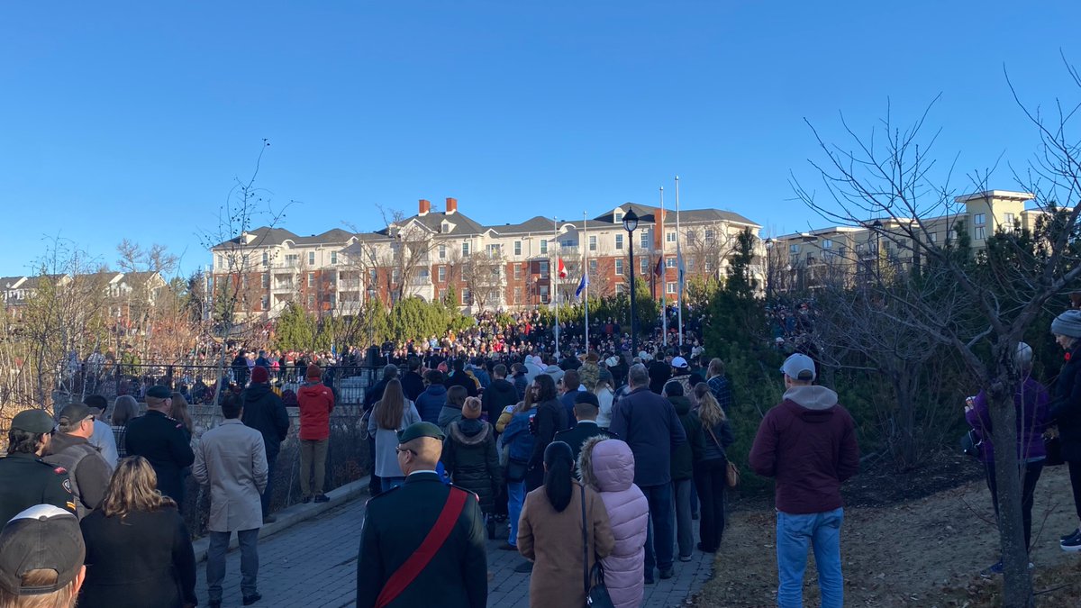 A few thousand ppl at the Remembrance Day ceremony in Griesbach. It was solemn reverent, honouring of the 🇨🇦 sacrifices made for the somewhat fragile peace we benefit from today. Felt like intentional community. Thinking of family, past and present, who serve(d). #LestWeForget ❤️
