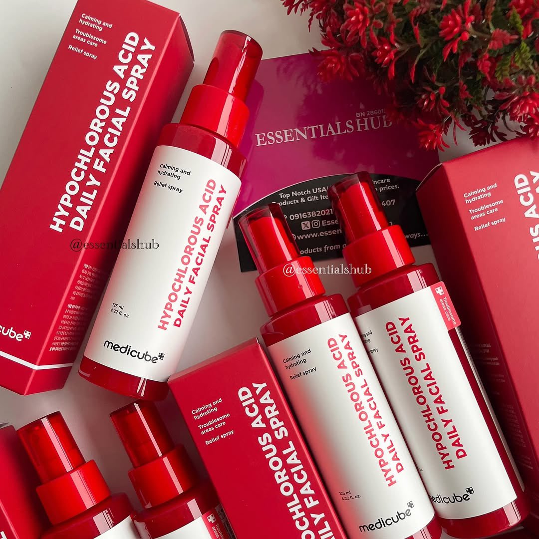 EssentialsHub_'s tweet image. Meet the Medicube Hypochlorous Acid Daily Facial Spray (125ml) - your new skin-soothing superhero💫

This gentle toner mist helps hydrate, brighten and calm stressed or sensitive skin while keeping your barrier strong⚡️

Price: N20,000✨