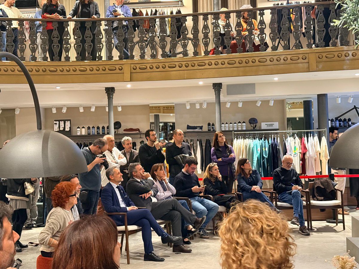 SilviaPaneque's tweet photo. He assistit a l’acte “Els 25 gironins que han marcat el 2025” del suplement Comarques Gironines del @diariARA 

Una proposta valenta que dona visibilitat al talent i a la creativitat del nostre territori.

Girona és talent. És creativitat. És futur. https://t.co/gMW5SMdNkw
