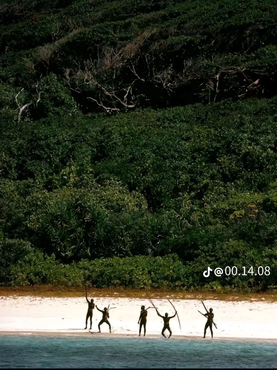 غريبو : 

 بنتكلم اليوم عن 
جزيرة نورث سنتينل تُعرف باسم الجزيرة الممنوعة. مكان منعزل تمامًا عن العالم، لدرجة إن الحكومة الهندية نفسها تخاف تقترب منها. مو لأن فيها وحوش أو لعنة، لكن لأن سكانها — قبيلة السنتنليز — ما زالوا يعيشون كأن الزمن توقف قبل آلاف السنين.

ما يعرفون شي عن