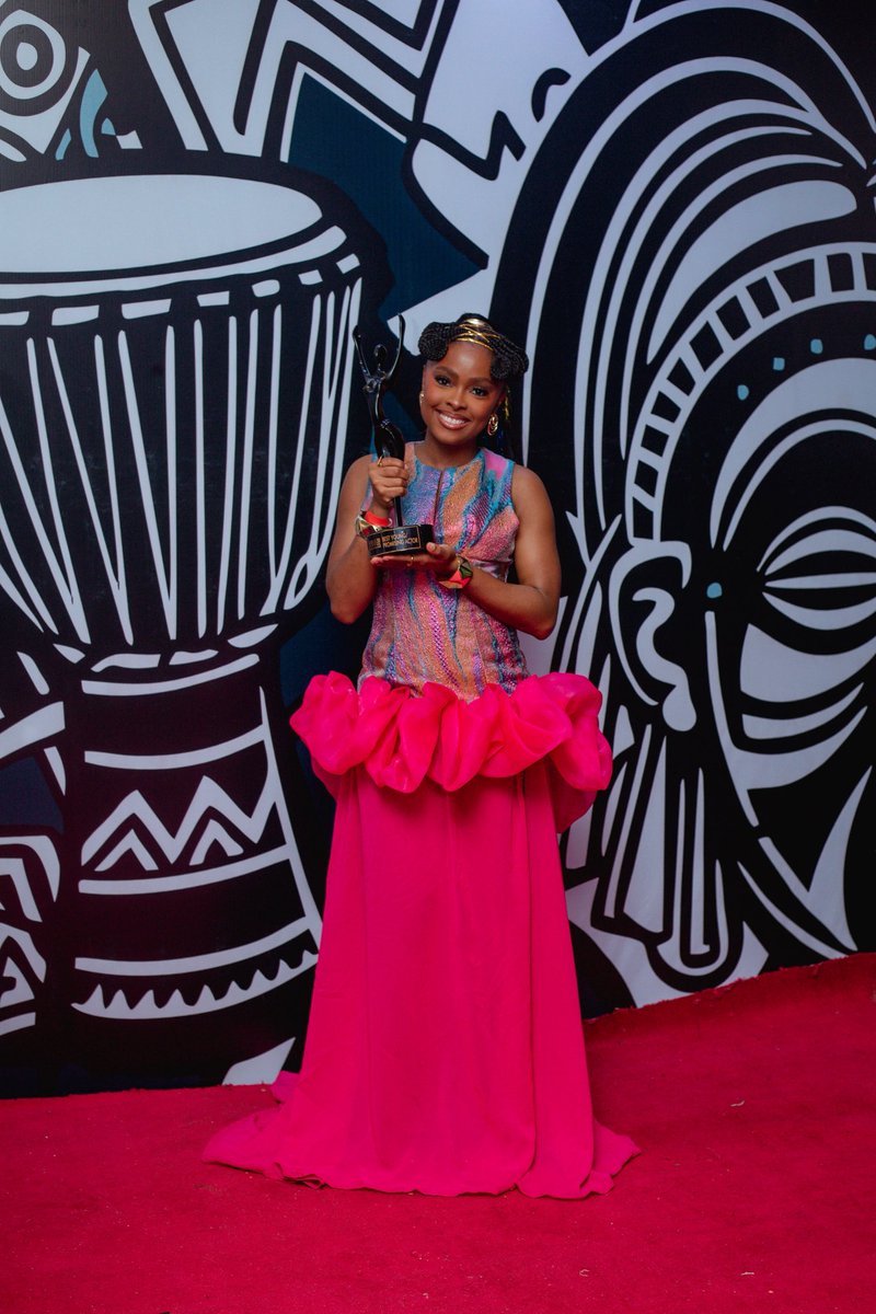 rubyakubueze_'s tweet image. Definitely God’s fave ✨
Thank you @AMAAWARDS 

Wearing @mimajeofficial
Hair @sarolagos 
Photography @laoludphotographer