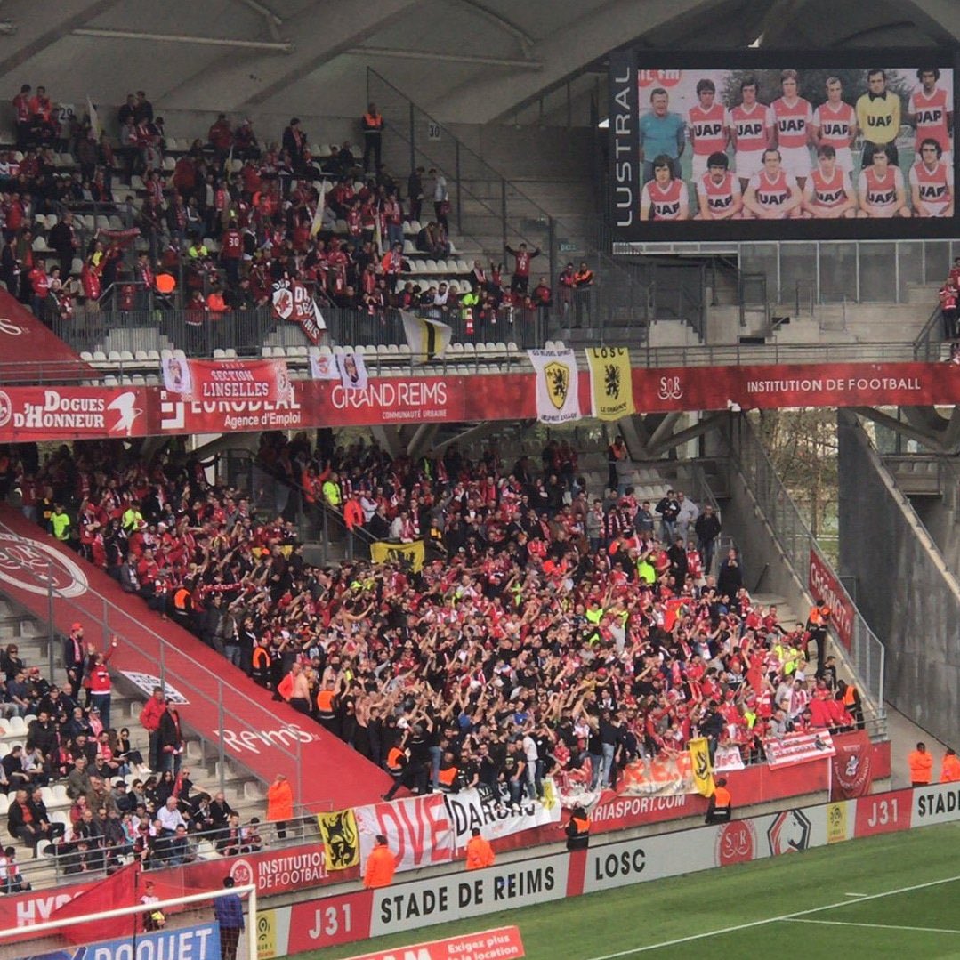 Témoignages parcage Reims-Lille saison dernière.

« Donc en gros, la saison dernière, j'ai fait le premier déplacement de ma vie à Reims. Avec les DVE. Donc on part de Lille en bus. Dans le bus, plusieurs chants, pour Jordan Bardella notamment, mais aussi des chants racistes,