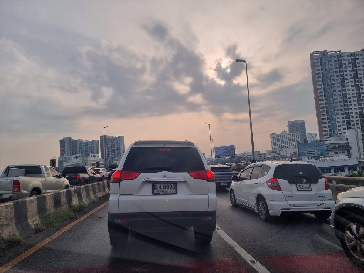 sudarush's tweet photo. เลนพิเศษ #ลอยฟ้าบรมราชชนนี 7.40 น. หางแถวเลยโค้งสายใต้เก่า ขณะที่เมื่อวาน 8 โมงยังโล่ง หางแถวไม่ถึงเซ็นทรัล เคลียร์รถหมดตั้งแต่ยังไม่ 8.30 ทุกวันนี้เอาแน่เอานอนกับลอยฟ้าไม่ได้เลย @js100radio @fm91trafficpro https://t.co/VrCjSbH9R4