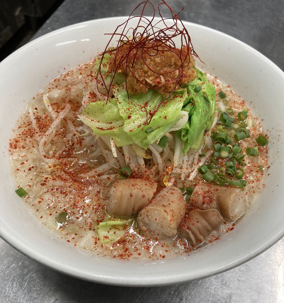 menya_joutarou's tweet photo. 今年も冬がやって来た！

麺屋承太郎冬の風物詩！
冬季限定メニュー

『承太郎ぷりぷりver.」

本日より提供開始！

スッキリこく旨スープとぷりぷり牛モツのマリアージュ、是非ご堪能下さい😉✨

麺屋承太郎、本日も元気に11:15より営業開始！
ご来店お待ちしております👋 https://t.co/BKw8ljJ4E7