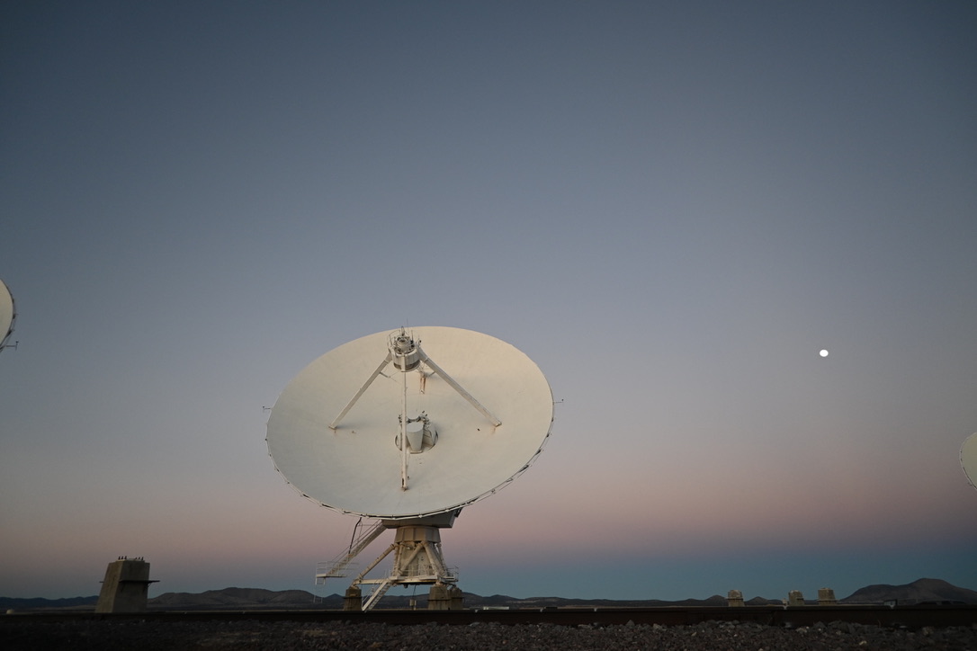 locationsariel's tweet image. Yeah... this is easily the coolest location I&apos;ve ever managed or filmed at📍#verylargearray 
#Pluribus #nmfilm #nmtrue