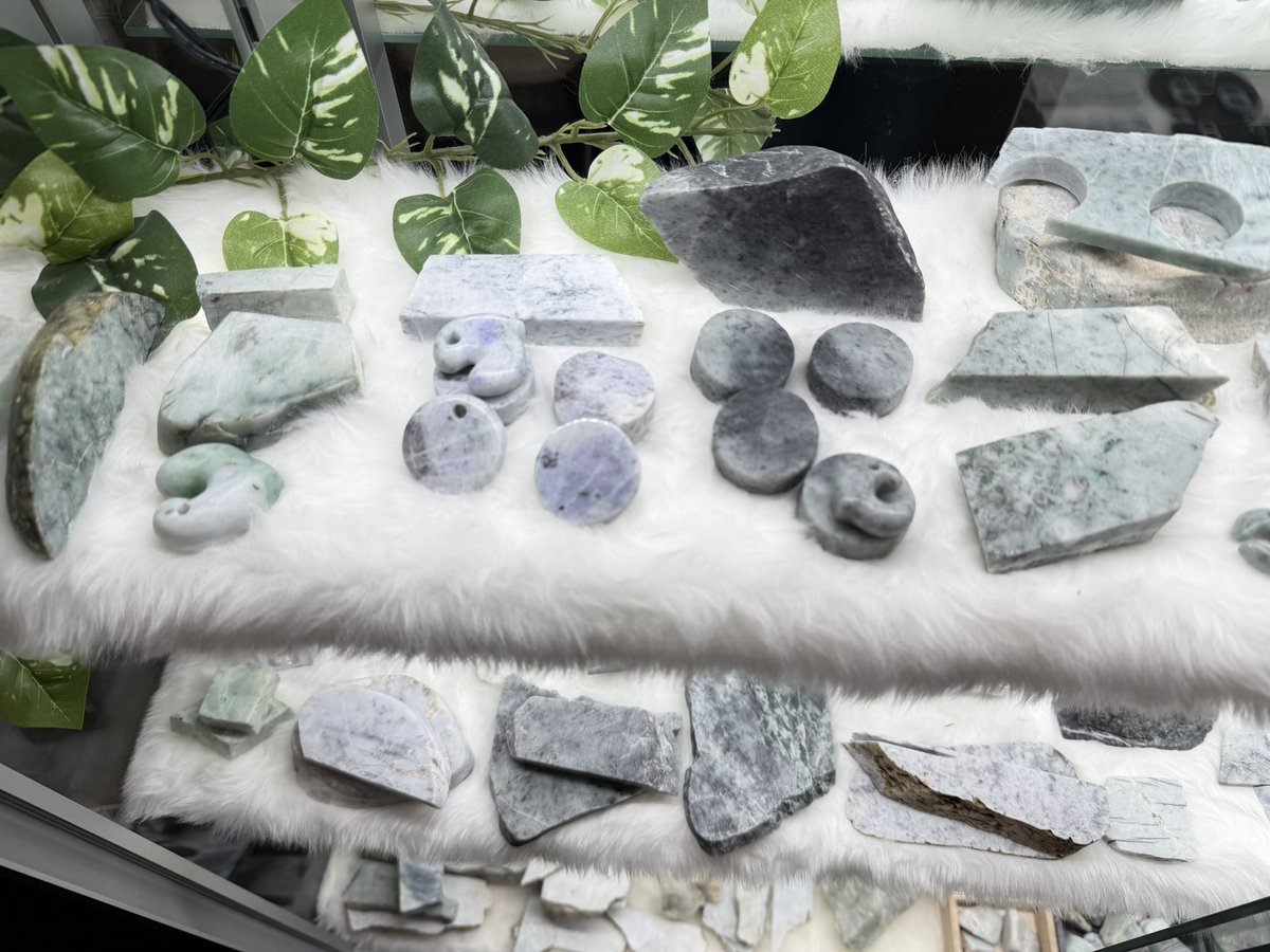 コレクション品❣️新入荷❣️天然A貨翡翠　原石刻み精巧なエゾシカ　鑑定書付き Amazon.co.jp: 青緑 217g 翡翠 原石 ヒスイ 鉱物 鑑賞石 糸魚川 水石