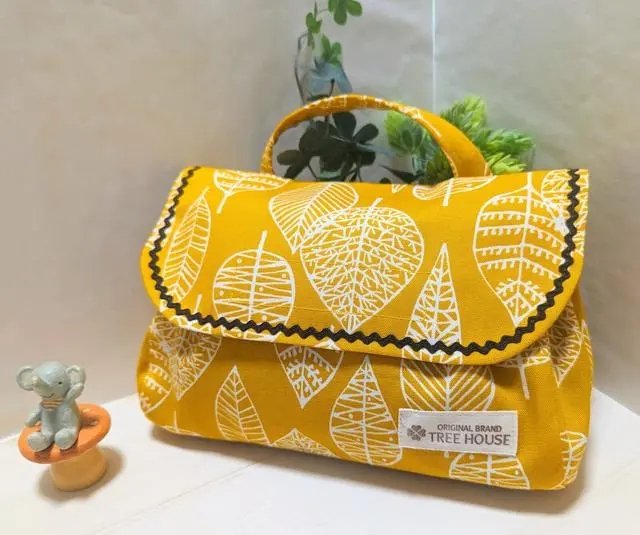 treehouse_2007's tweet image. #おはようございます
だいぶ秋から冬に差し掛かってきました！寒いですね！
渋いカラシイエローのリーフ柄のおむつポーチはいかがでしょうか(⁠ʘ⁠ᴗ⁠ʘ⁠✿⁠)

おむつポーチ裏地つき☆透かしリーフ柄☆カラシイエロー TREEHOUSE  #minne 
minne.com/items/36318535