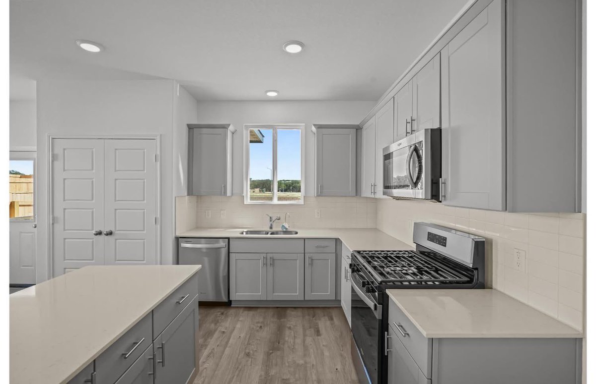 hunterfresh's tweet photo. Home of the week!🏠 PRICE IMPROVEMENT!✨

The Enloe•Davis Ranch!
December close - $369,360 - est $2,496 monthly (FHA)

•5 bed 3 bath + game room
•NO carpet downstairs 
•2466 SQFT 
•Appliance Package
•6% Closing Costs
•Low Promotional Rates

#SanAntonio210 #sanantonio https://t.co/Fst9dIeUlT