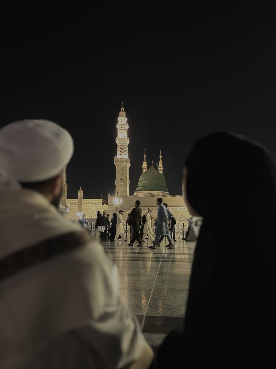 Mescid-i Nebevi sekineti,
Eşim,
Ben 
ve
Çokça hamd..