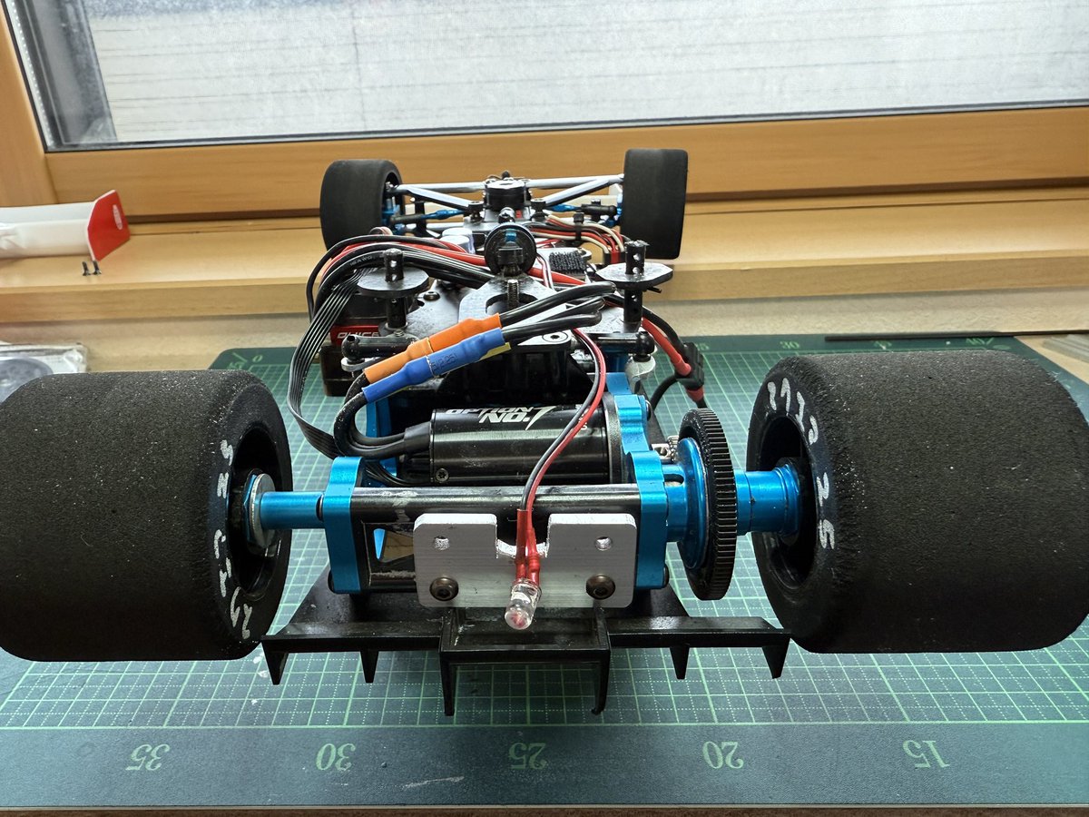 1Ulzzj4yt029540's tweet photo. ようやくF1を再始動します。
フロントウイングを小ぶりなものに交換です。リヤウイングは逆に幅の広いものですがタイヤに干渉するので取り付け場所を変更します。
また、ESCをホビーウイングさんの10BL120へ交換しました。
オプションNo1さんのESCはリポ用として使いましょう。
#F104Pro2 https://t.co/8MwoqauMLd