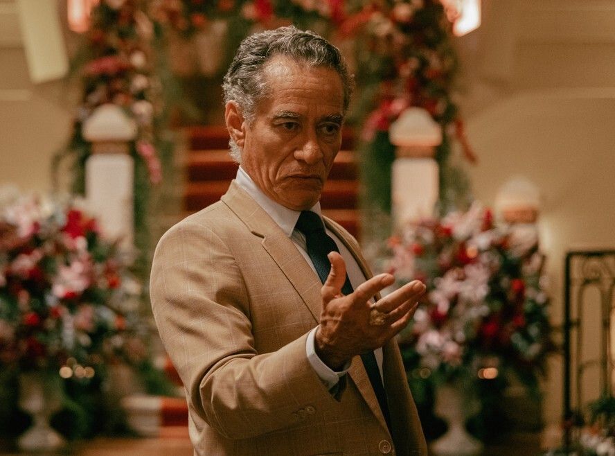 Savagefiction's tweet photo. Esse ator tá entregando tudo como mafioso, bicheiro em Os Donos do Jogo. Cada cena dele é uma interpretação absurda em cada diálogo e trejeito do personagem. Viva Chico Diaz https://t.co/V8Rjd7RZdw
