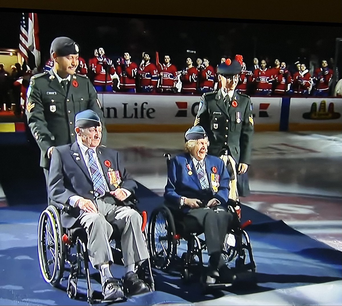 SpiritusTordus's tweet image. Wow! Quelle histoire ces deux vétérans de l’armée canadienne qui se sont connus durant la 2e guerre, mariés depuis 77 ans!! Ils ont 104 et 105 ans. 
#GoHabsGo