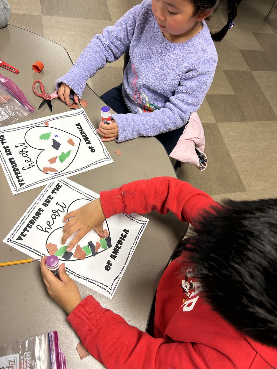 JSESKinder's tweet image. Our little @JSES_Stallions are building fine motor skills and big hearts for Veteran’s Day! ❤️💙
