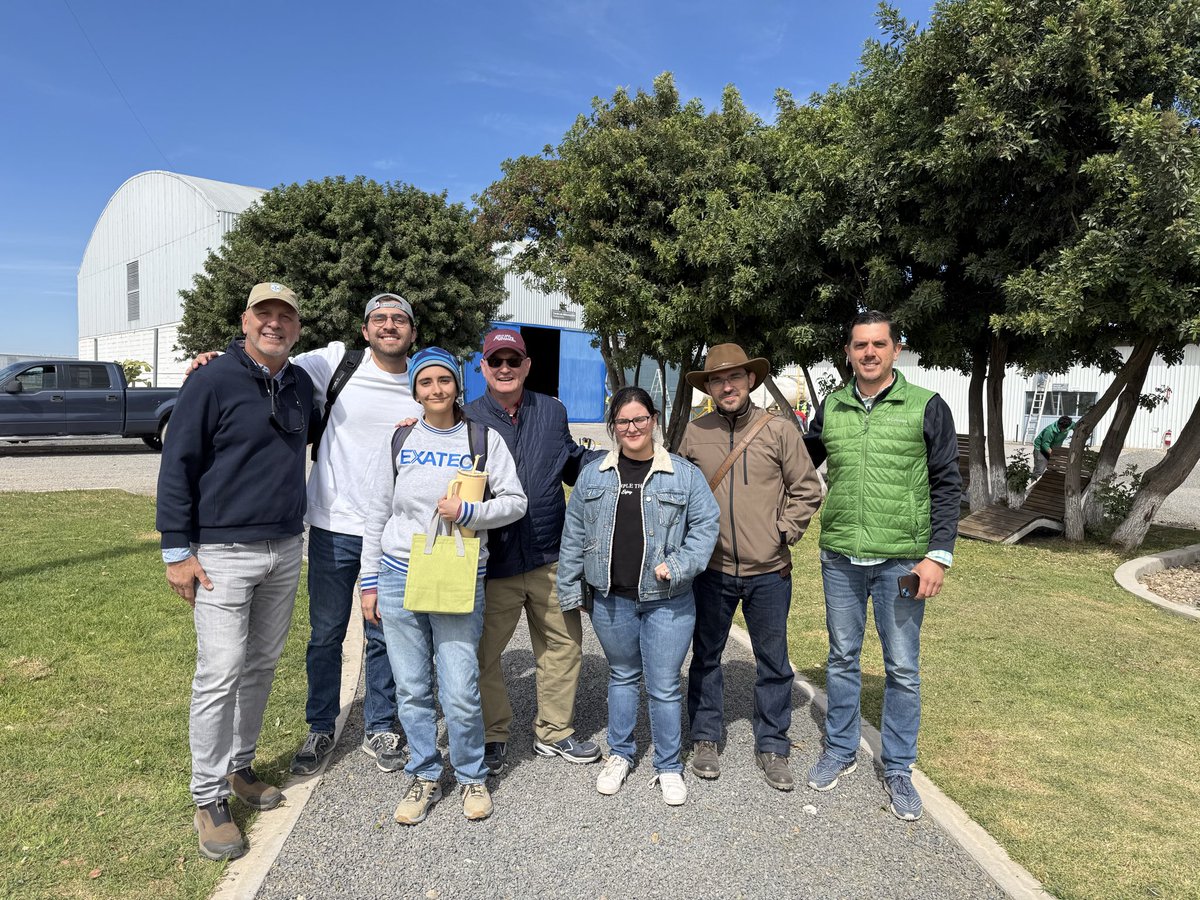 11 del 11, una mañana llena de energía positiva. Recibimos 
Primero, Monty Dozier, profesor en Texas A&amp;M, quien dirige el programa Disaster Assessment and Recovery; posteriormente al equipo de Field Solutions LATAM de Bayer CropScience liderado por André Luis Morae.