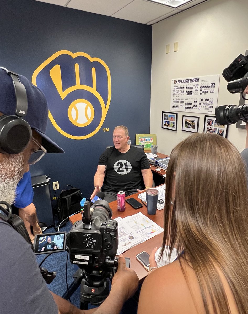 AdamMcCalvy's tweet image. 2025 NL Manager of the Year: Pat Murphy.

Murph joins Bobby Cox (2004-05) and Kevin Cash (2020-21) as the only skippers to win the honor in back-to-back years. After two years as a big-league manager, Murphy is halfway to the all-time record of four MOY awards.