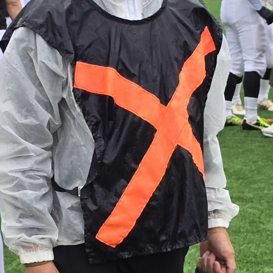 本日の任務はボールボーイ🏈大学1年の時以来だから35年振り💦
雨のボールボーイは結構重要で仕事量は晴れの日の倍以上　で味方がファンブルするとちょっと責任を感じてしまうのでファンブルないよう祈るばかり…😵

初心に返ってアメフトもうちょいがんばろ👊

#アメリカンフットボール普及委員会